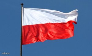flaga Polski powiewa na tle błękitnego nieba