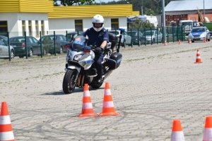 policjant na motocyklu w tle pachołki i jezdnia